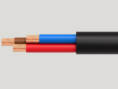Primer plano de un cable eléctrico de tres conductores con hilos de cobre expuestos. Los hilos son de color marrón, azul y rojo, y están envueltos en una cubierta exterior negra.