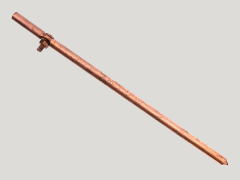 Varilla de cobre con una abrazadera, utilizada para conectar a tierra los sistemas eléctricos.