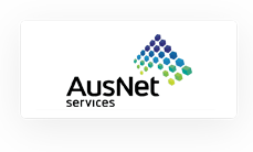 Logotipo de AusNet Services con un dibujo de hexágonos multicolores que forman una flecha hacia arriba sobre el texto.