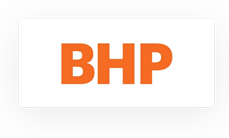 Logotipo de BHP con letras naranjas sobre un rectángulo blanco, sobre fondo gris.