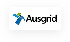 Logo d'Ausgrid avec un symbole stylisé bleu et vert à côté du nom de l'entreprise en texte noir sur fond blanc.