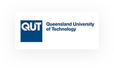 Logo QUT avec le texte "Queensland University of Technology" sur fond gris.